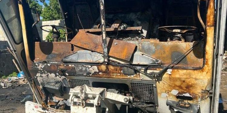 Queman varios camiones de basura en La Caleta