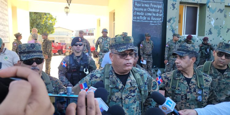 Comandante general del ERD visita zona en conflicto por construcción de canal en la frontera