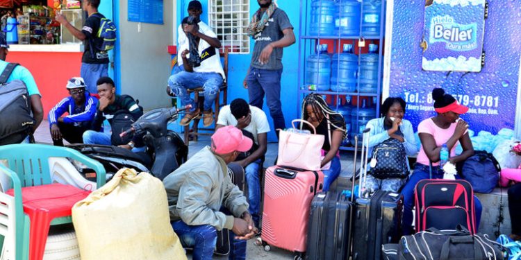 Persiste el éxodo de haitianos a su país por cierre de frontera