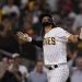 Fernando Tatis Jr luce bat flip en la noche de su bobblehead