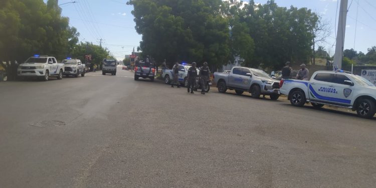 En medio de vigilancia policial sepultan presunto miembro de banda de Luisito la Uva ultimado en Montecristi 