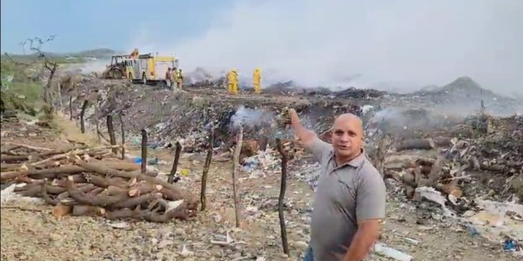 Se incendia nueva vez vertedero municipal de Villa Vasquez provocando problemas de salud