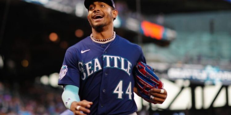 Julio Rodríguez devuelve teléfono caído a un fan en New York