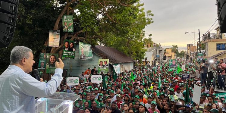 Multitud desafía torrencial aguacero en apoyo a precandidatos de la Fuerza del Pueblo en Mao