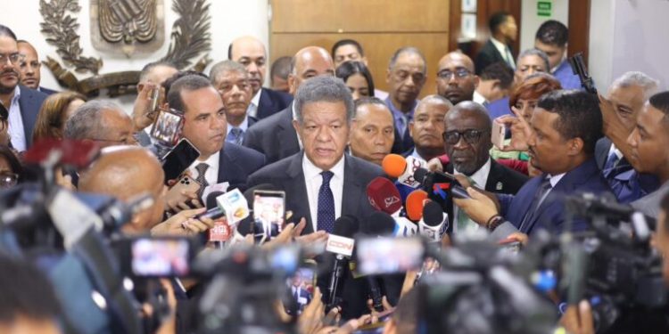 Leonel propone acudir a la OEA para detener canal que se construye en Haití