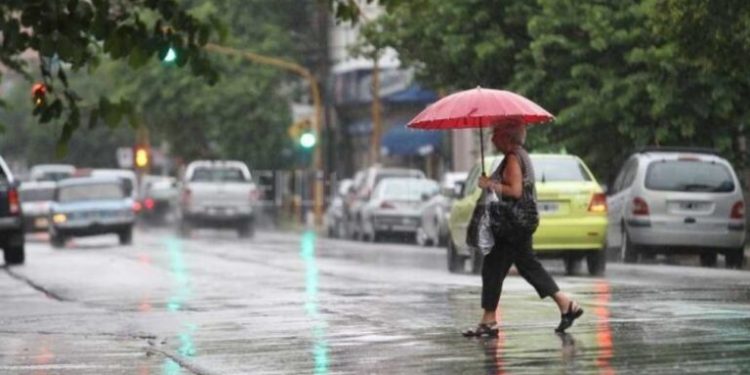 Lluvias provocan grandes inundaciones en calles de Santiago