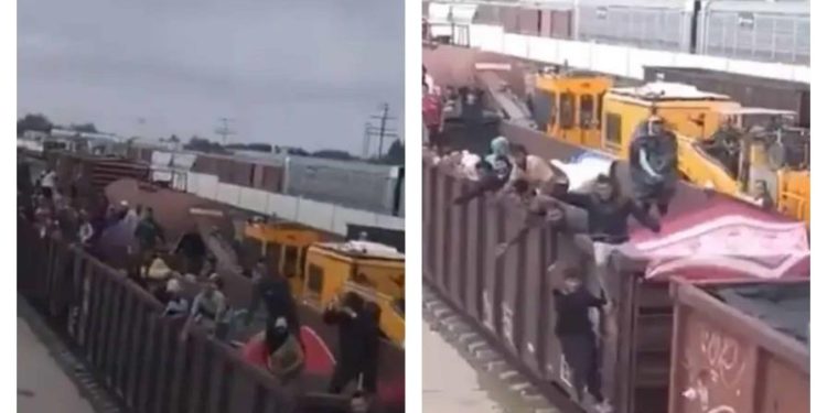 Migrantes celebran a bordo de un tren que los cruzará ilegalmente a EE.UU. desde México