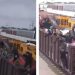 Migrantes celebran a bordo de un tren que los cruzará ilegalmente a EE.UU. desde México