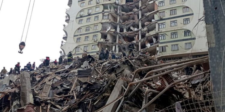 Nuevo balance de muertos por el terremoto: 2.681, de los que 2.530 murieron sepultados
