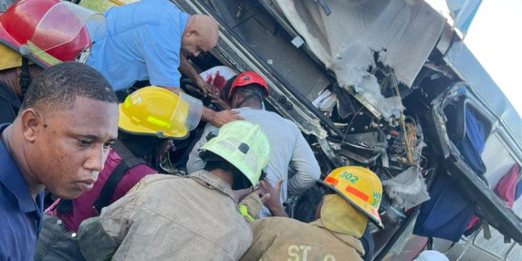 Autoridades revelan accidente en carretera de La Otra Banda dejó tres fallecidos y 17 lesionados