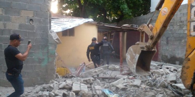 Policía en Baní demuele punto de drogas con pala mecánica