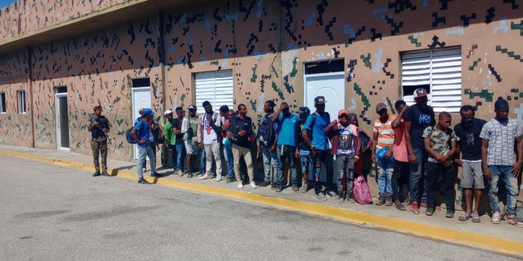 Control Migratorio y el ejército detienen caravana de 58 indocumentados en la carreteará Sánchez, al sur de RD