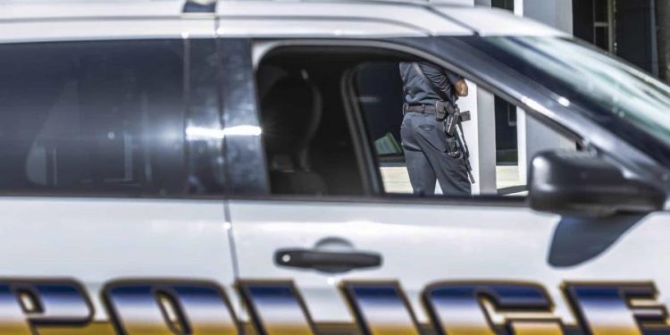 Menor de 14 años mata a su madre en Florida y hiere de gravedad al novio de ella