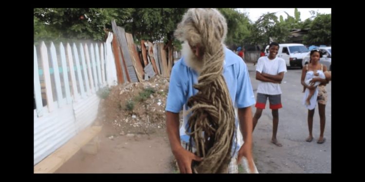 Hombre se deja crecer las rastas durante más de 40 años
