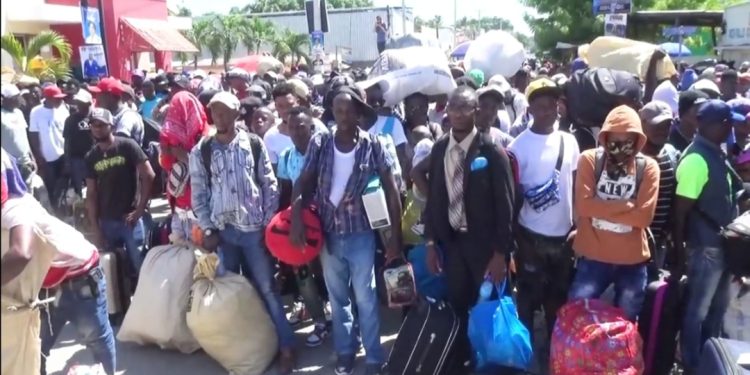 Haitianos acusan gobierno de su pais de ser negligente para resolver conflicto traído por canal fronterizo