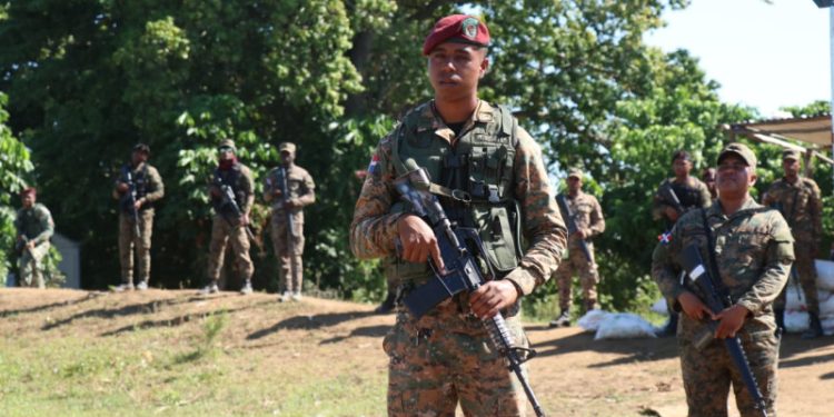 Agentes armados montan vigilia sobre canal que construyen haitianos