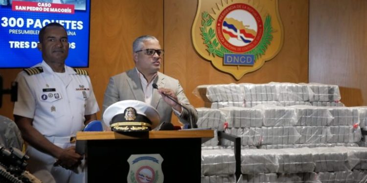 Ocupan 300 paquetes de presumible cocaína en lancha con tres personas a bordo en SPM