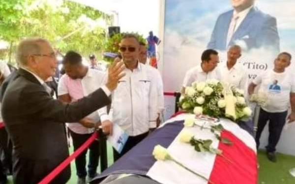 Danilo Medina y otros políticos asisten al entierro de Tito Bejaran en Manzanillo