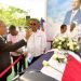Danilo Medina y otros políticos asisten al entierro de Tito Bejaran en Manzanillo