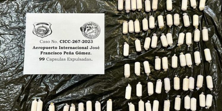 Detienen otro con 99 cápsulas presumiblemente cocaína en el estómago