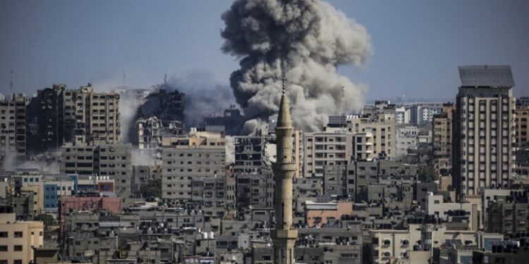 Suben a 2.450 muertos por bombardeos israelíes en Gaza, superando saldo de guerra de 2014
