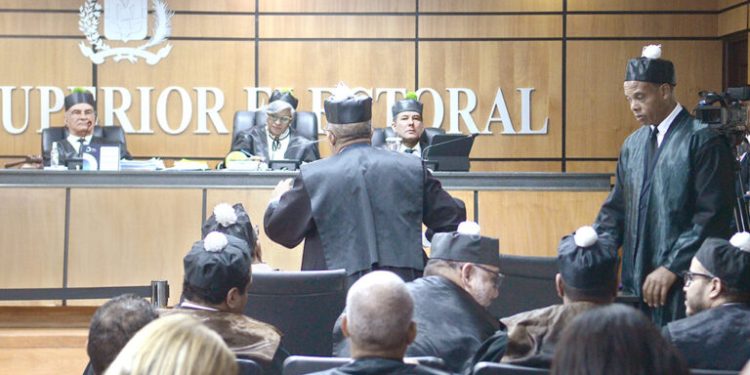 TSE aplaza tratar 16 expedientes disgusto de precandidaturas