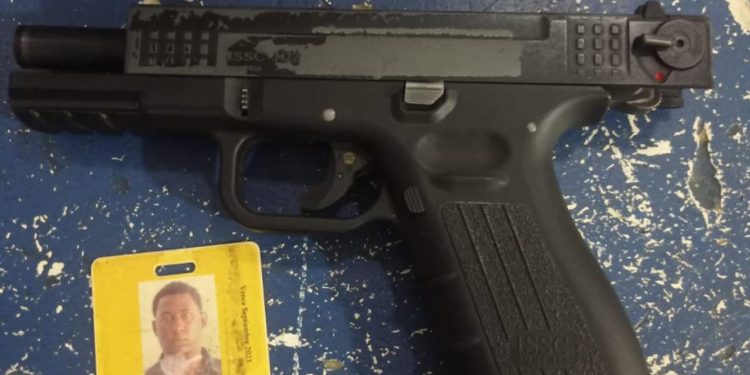 Apresan dos personas con pistolas ilegales en Dajabón