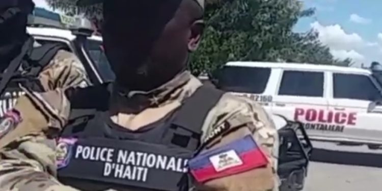 Policías de Haití dispersan con tiros y Bombas turba intentó bloquear el Puente entre Juana Méndez y Dajabón
