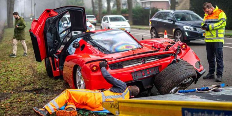 Ferrari choca contra Lamborghini y mata a una pareja