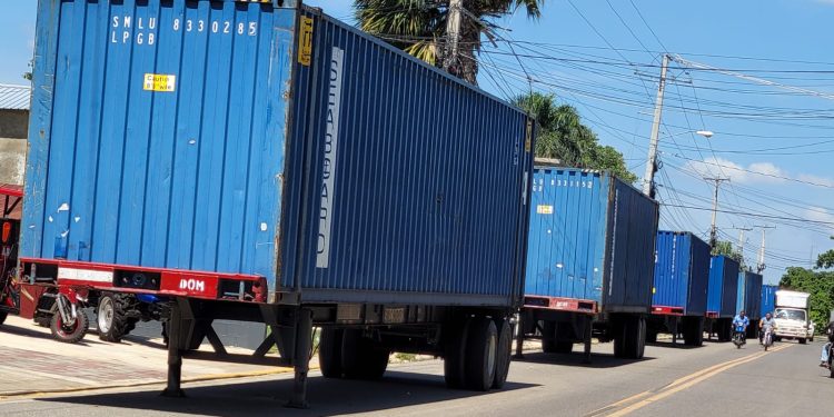 Más de 40 contenedores retenidos a CODEVI cruzaron la frontera hacia Haití este Miércoles por Dajabón
