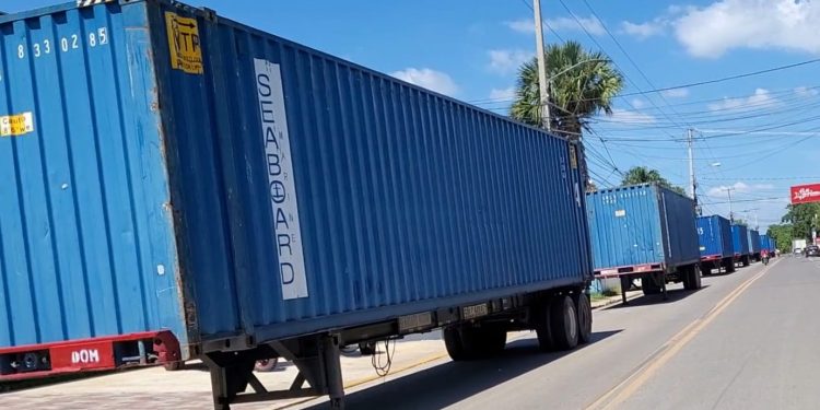Aumenta a 27 el numero de contenedores de CODEVI retenidos en Dajabón desde el domingo por cierre de la frontera