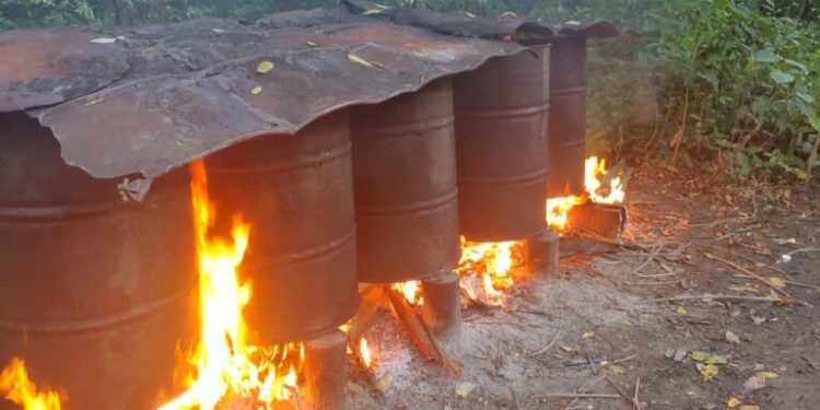 Decomisan más de 3 mil litros de clerén en proceso de adulteración en Monte Plata