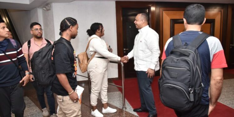 Diez dominicanos evacuados desde Israel llegan al país