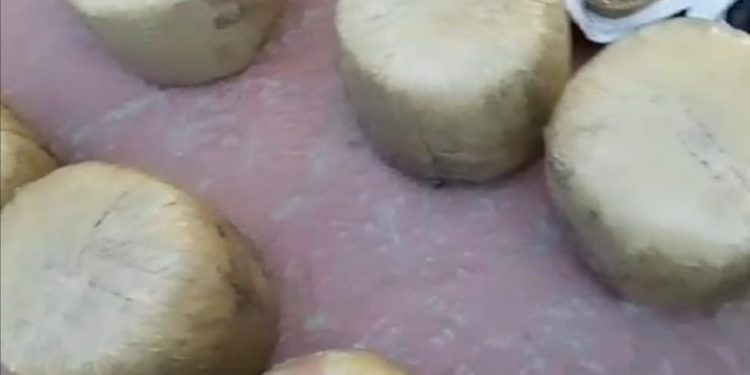 ERD ocupa vehículo con 11 paquetes grande de Marihuana en Cañongo Dajabón