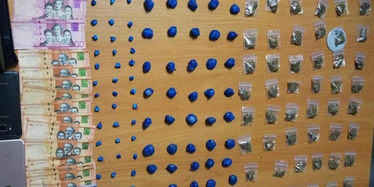 Apresan tres personas con138 porciones presunta drogas en Mao