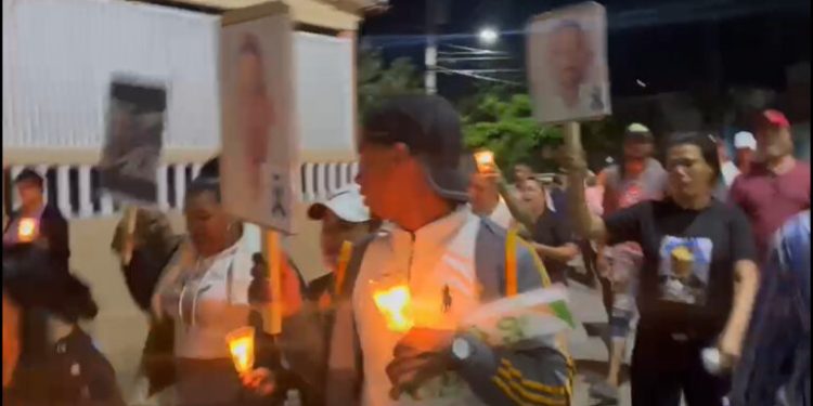Encienden de velas por muerte de comerciantes víctimas de la delincuencia en Moca