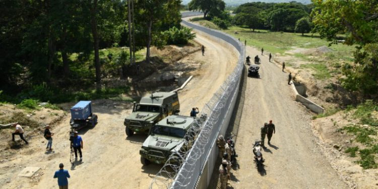 Abinader entrega primer tramo de verja fronteriza en Elías Piña; afirma falta control en Haití no contagiará a RD