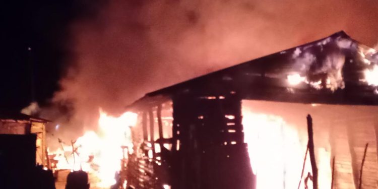 Incendio reduce a cenizas pensión y una vivienda en Valverde