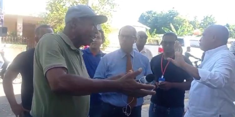 Comerciantes de productos agrícolas del mercado protestan por exclusión de ayudas del gobierno en Dajabón