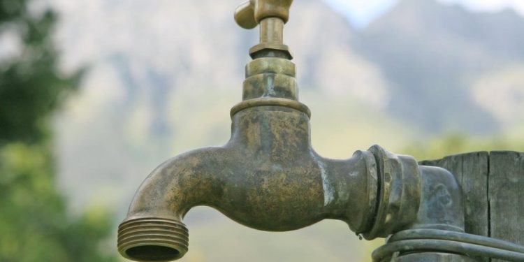 Residentes en Montecristi marchan por falta de agua potable