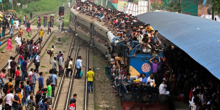Elevan a 17 los muertos en el peor accidente de tren de Bangladesh en 15 años