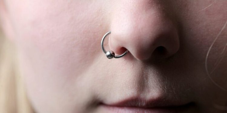 Joven queda parapléjica tras perforarse la nariz con un piercing