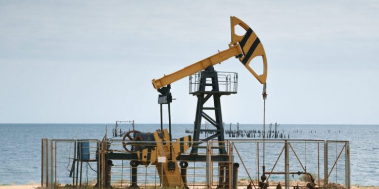 El petróleo de Texas baja un 2,3 %, hasta 82,31 dólares el barril