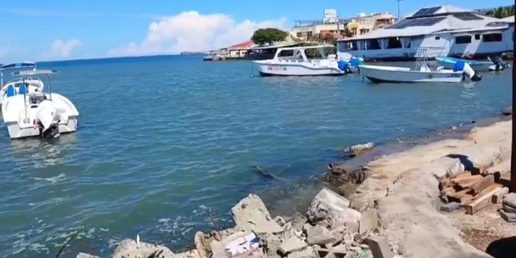 Comerciantes y residentes en Playa Costa Verde demandan terminación de construcción de Muro para evitar penetración del Mar en Montecristi