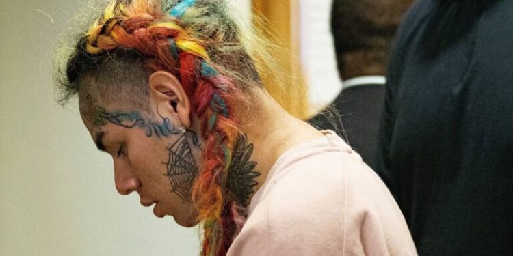 Jueza se reserva para el martes decisión de medida de coerción contra Tekashi