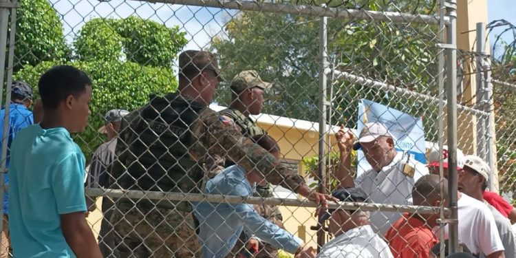 Director DGDF y dirigente perremeista Ramón Tejada, denuncia militar entorpece votaciones en Loma de Cabrera