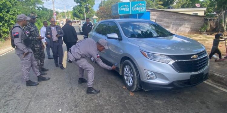 Agente policial dispara contra vehículo de una fiscal en Monte Plata