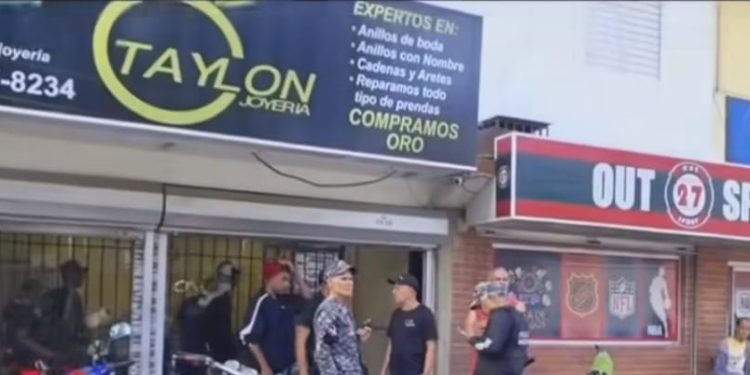 Asaltantes rompen puerta de cristal y huyen de joyería dejando pistola abandonada al verse encerrados