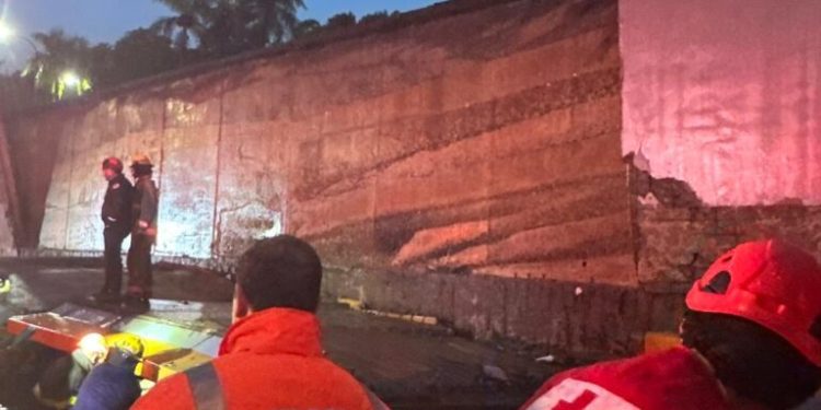Al menos dos fallecidos tras colapso de pared en desnivel de la 27 de Febrero con Máximo Gómez