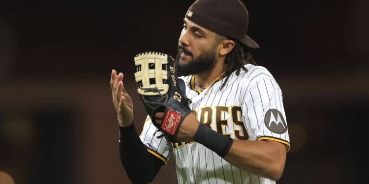 Tatis Jr se une a grupo selecto de dominicanos con su guante de platino